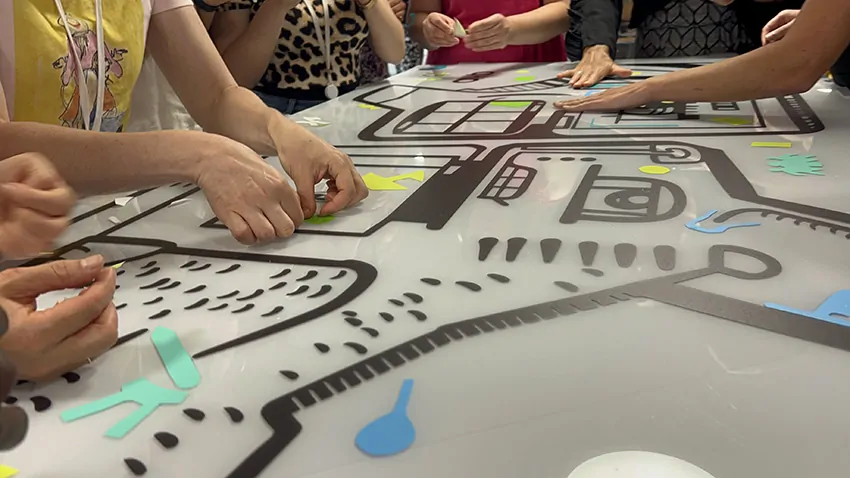 Les participants à l'animation team building fresque pour formateurs à Rouen ludique et inclusive