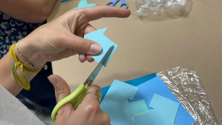 Une idée de maison découpée dans du vinyle bleu par une participante à une animation team building artistique à Saint Etienne animée par Christophe Chazot