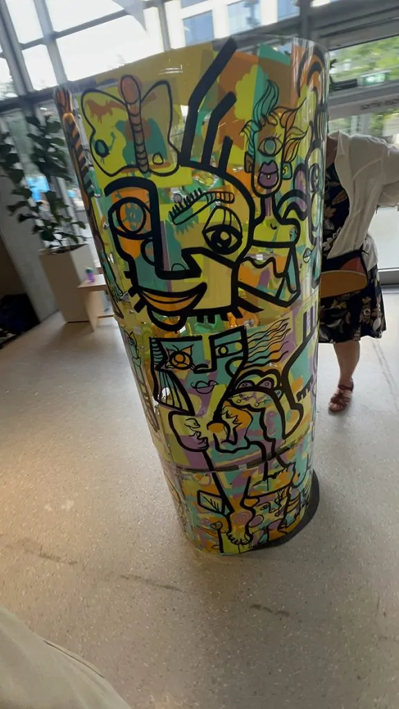 L'œuvre commune totem en plexiglas terminé après l'animation fresque éco-responsable à Genève animée par Christopher Chazot