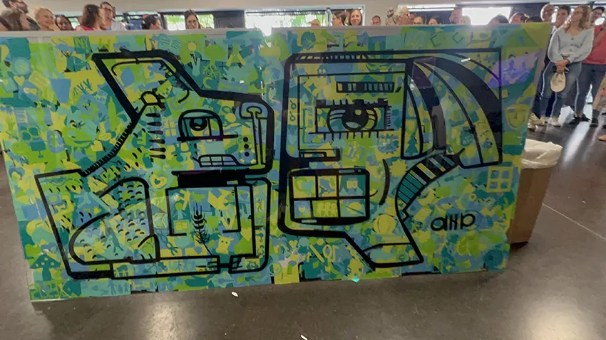 Formateurs découvrant avec enthousiasme leur fresque collaborative finale rouennaise achevée