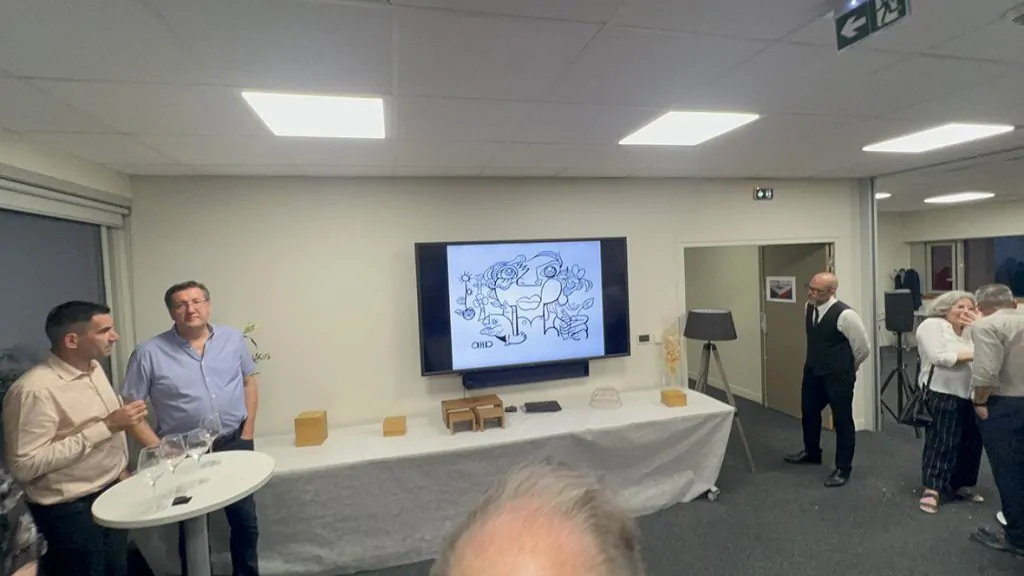 Révélation du dessin d'une fresque digitale à Lyon projetée sur écran