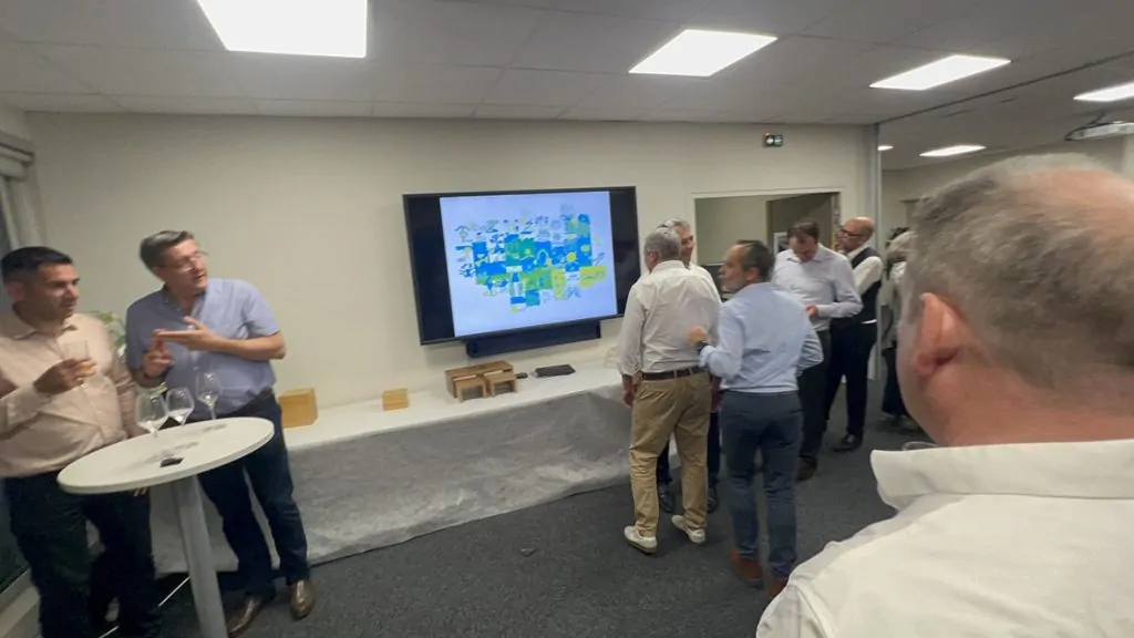 Révélation du fond composé avec les dessins des participants à une fresque digitale à Lyon projetée sur écran imaginée par aNa artiste