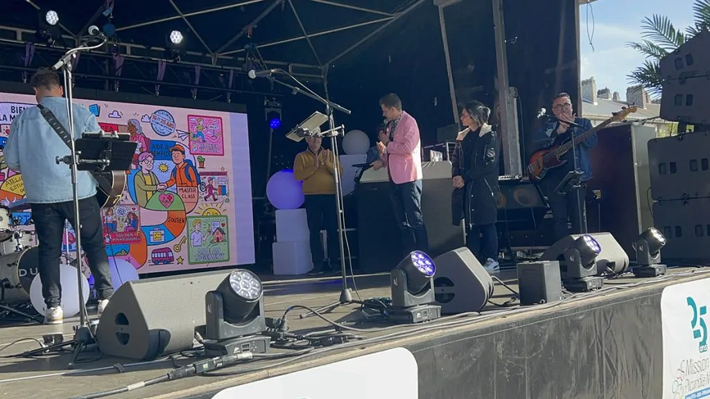 Révélation sur scène de la fresque digitale réalisée par aNa de facilitation graphique digitale à Abbeville