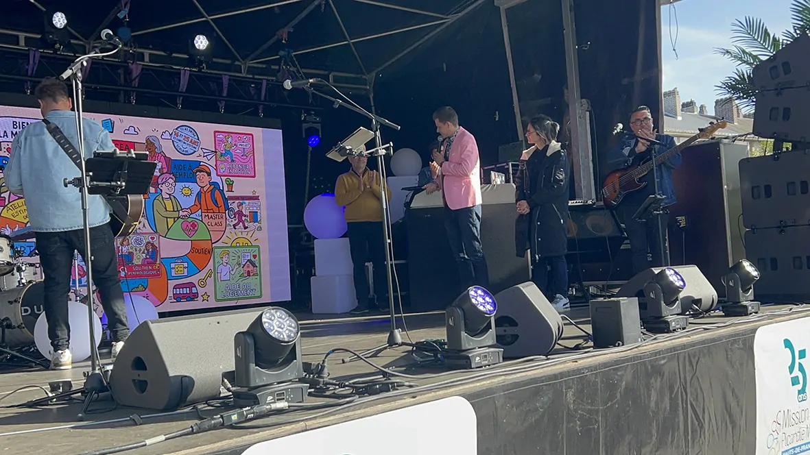 Révélation sur scène de la fresque digitale réalisée par aNa de facilitation graphique digitale à Abbeville