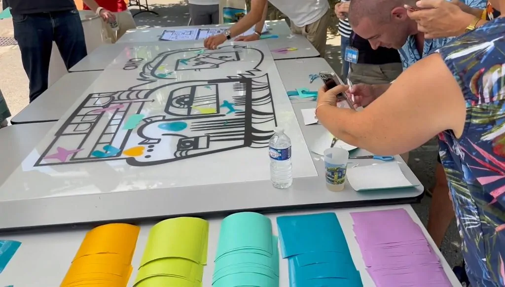 Les participants au team building œuvre collective éco-responsable à Montpellier terminé organisé par My Art Box et disponible partout au même prix et dans 2 autres formats moins chers