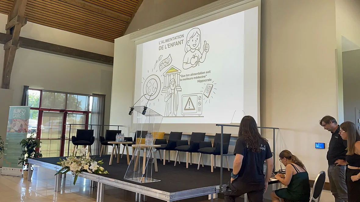 Test de projection de l'animation fresque digitale de facilitation graphique à Beauvais créée sur écran géant en fond de scène