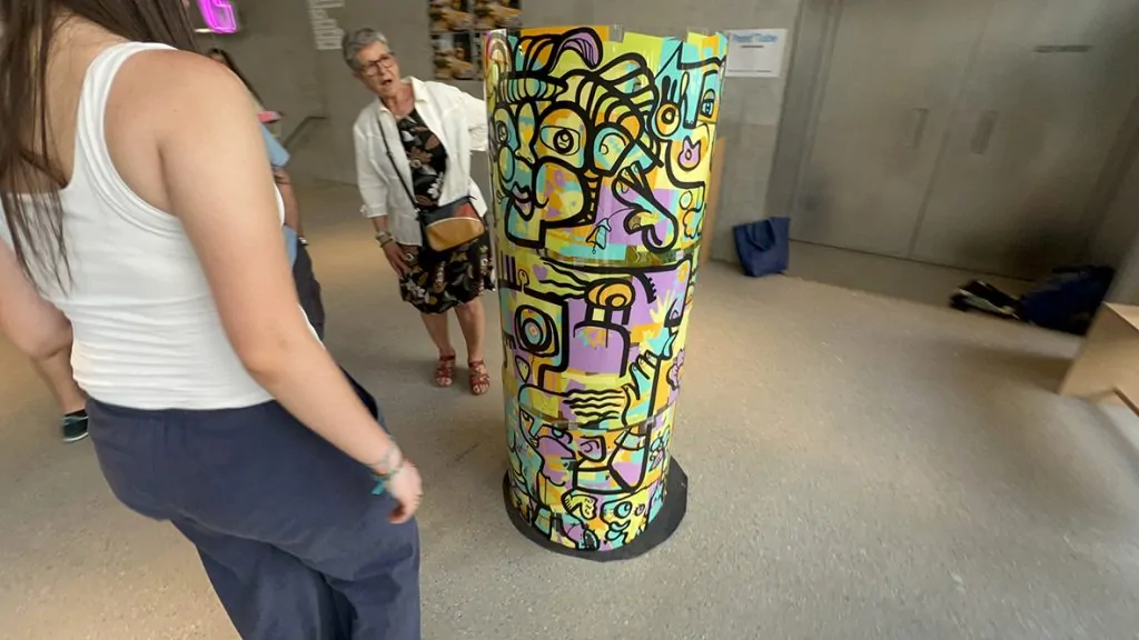 Le tube en plexiglas de l'artiste aNa et des participantes à la fin de l'animation fresque éco-responsable à Genève