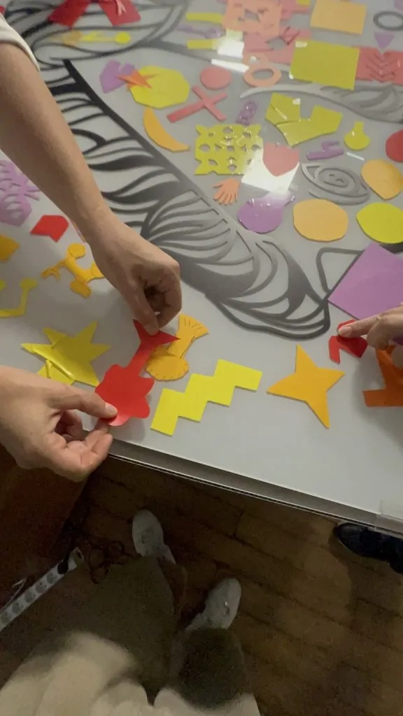 Un arbre en vinyle rouge découpé pour la fresque participative en Assemblée Générale My Art Box à Lyon et dans toute la France