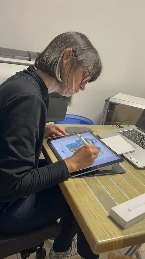 Ana Fernandes est une artiste d'animation digitale qui crée des œuvres collaborative sur place ou bien même à distance pour plus de RSE