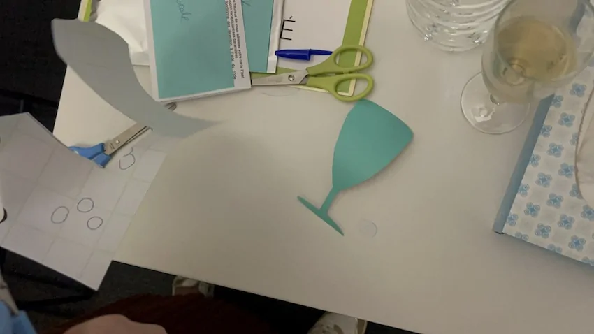 Un symbole de coupe de champagne découpé par un participant pour la fresque logo éco-responsable My Art Box à Paris