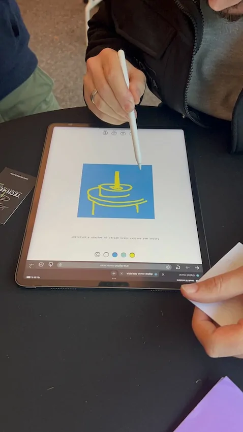 Le dessin bleu et jaune d'un participant à l'animation digitale collaborative
