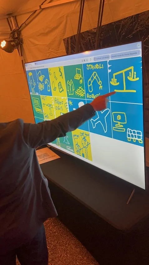 L'écran présente l'animation mosaïque digitale qui se upload directement à chaque dessin.