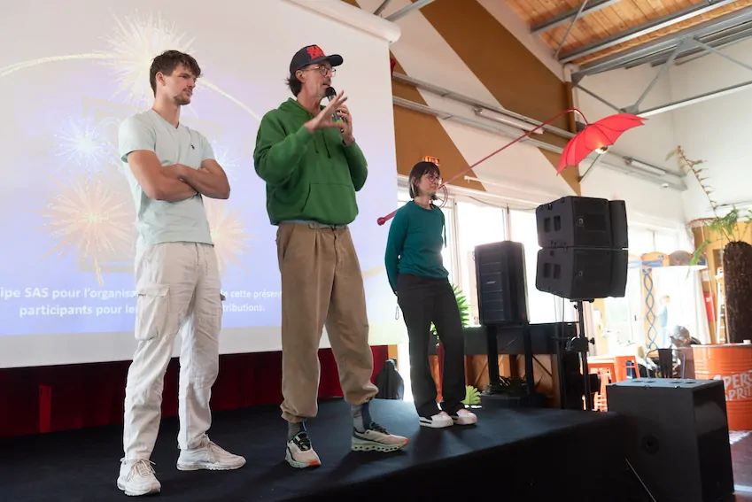 Intervention de Christophe Chazot lors d’une animation RSE collaborative en entreprise, présentation d’une œuvre collective durable My Art Box devant un public professionnel : Instructions pour une animation fresque RSE à Niort sur matériel de réemploi