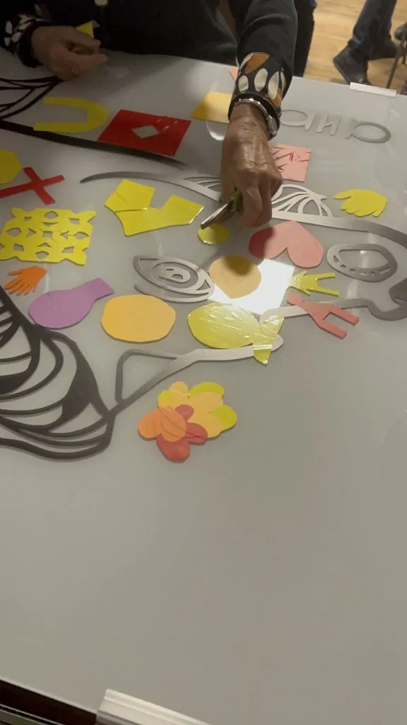 Une participante au Team Building fresque en Assemblée Générale sans peinture à Lyon