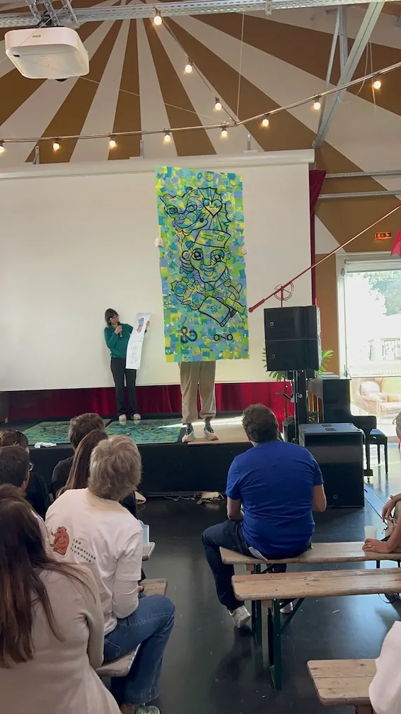 Participants découvrant une fresque colorée lors d'une animation artistique collective à Niort.