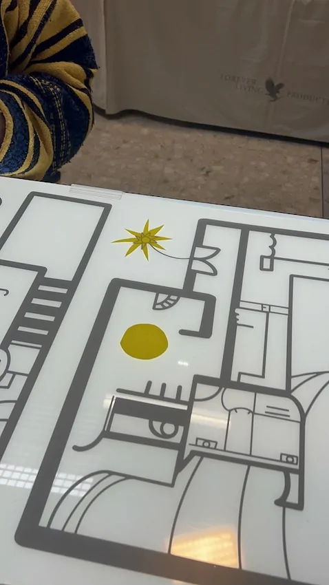 Des soleils en vinyle jaune découpés par des participantes à la fresque zen de Cluny