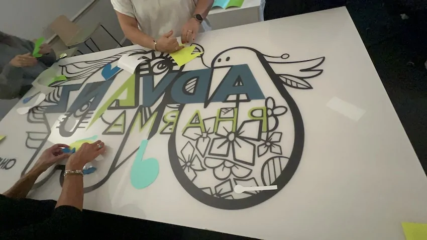 Des participantes au team building fresque logo éco-responsable My Art Box à Paris