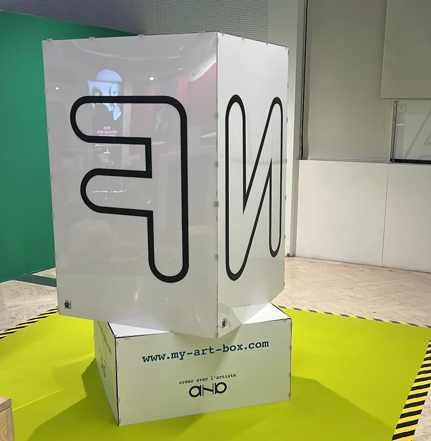 Installation du cube plexi par Christophe Chazot