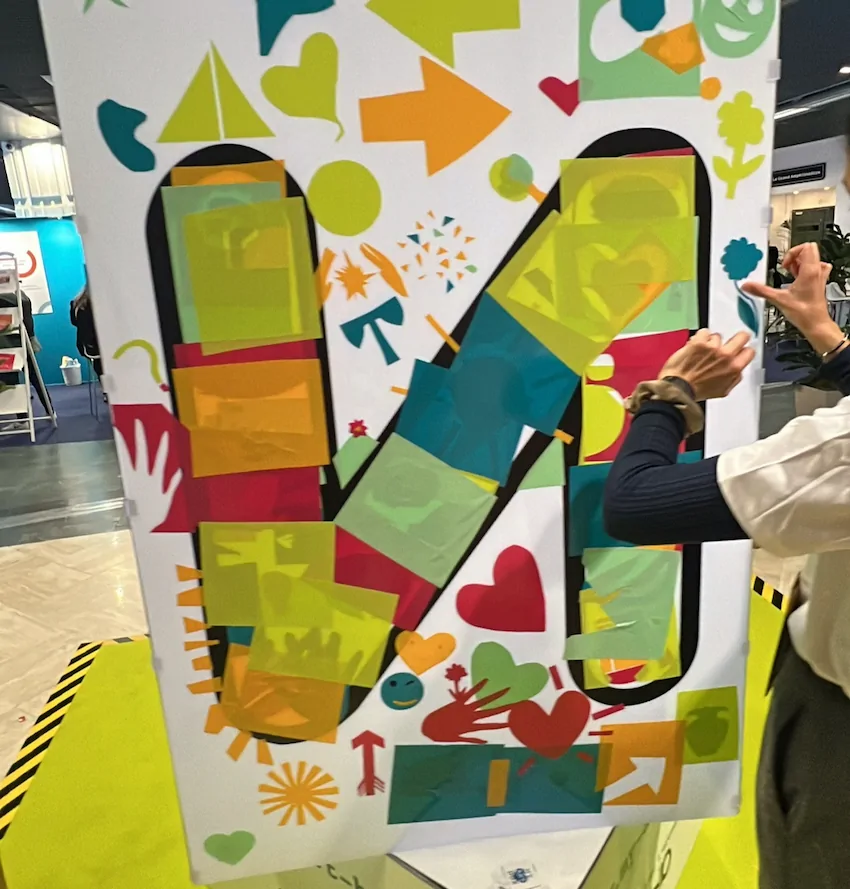 Détail de la lettre N sur le cube participatif