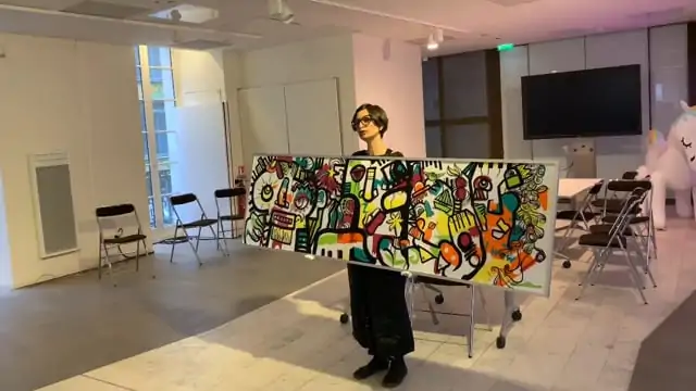 Participants réunis autour d'un tube néon lumineux pour une séance de peinture collective en entreprise.