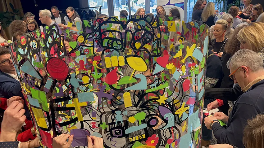 Artiste aNa collaborateurs fresques cylindres plexiglas durables team building éco-responsable