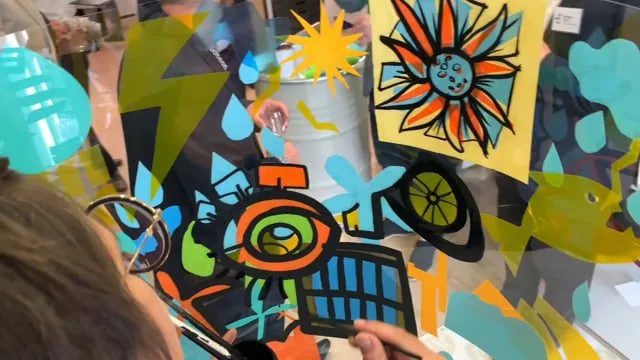 Fresque collective rétro-éclairée résultat atelier design collaboratif événement entreprise